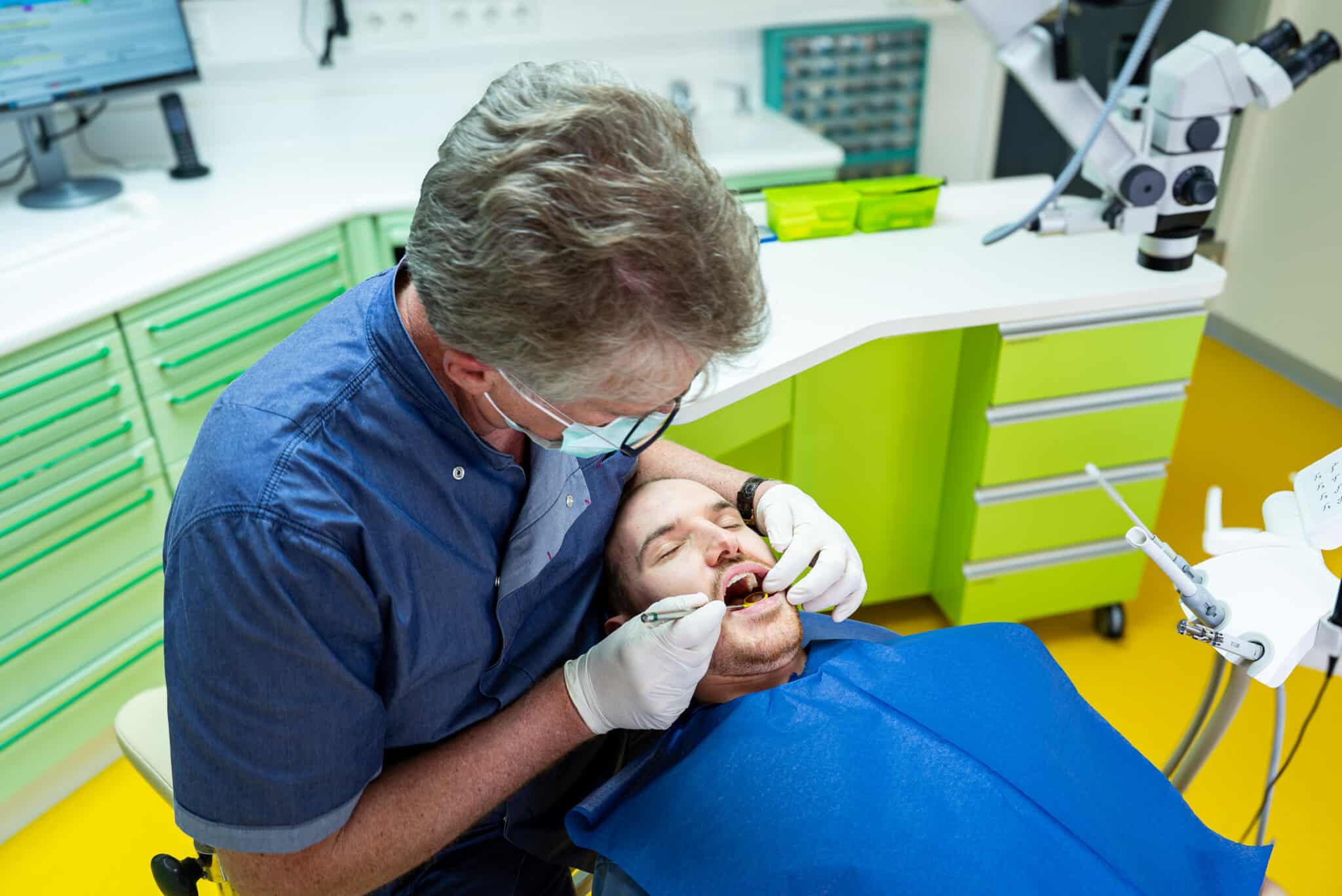 Persönliche Patientenberatung beim Zahnarzt in Salzburg: Dr. Kaltenbrunner im Gespräch in der entspannten Atmosphäre der Zahnarzt Praxis und Ordination Kaltzahn.