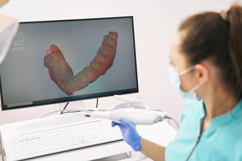 Zahnarzt analysiert 3D-Scan der Zähne für Kronen und Zahnersatz in Salzburg